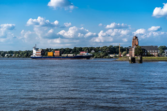 Hamburg. Schiffe. Ein Containerschiff