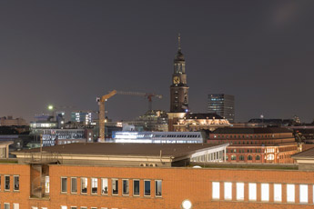 Hamburg. Elbphilharmonie. Blick von Plaza. Michel Turm