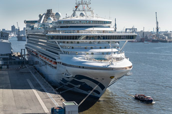 Hamburg. Schiffe. Zwei Touristenschiffe