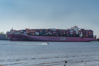 Hamburg. Schiffe. Containerschiff One Humber