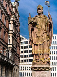 Hamburg. Brückenfigur Bischof Ansgar