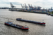 Hamburg. Schiffe. Tank- und Frachtschiff