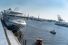 Hamburg. Schiffe. Ein Kreuzfahrtschiff