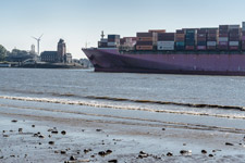 Hamburg. Schiffe. Containerschiff One Humber