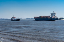 Hamburg. Schiffe. Containerschiff und Gastanker